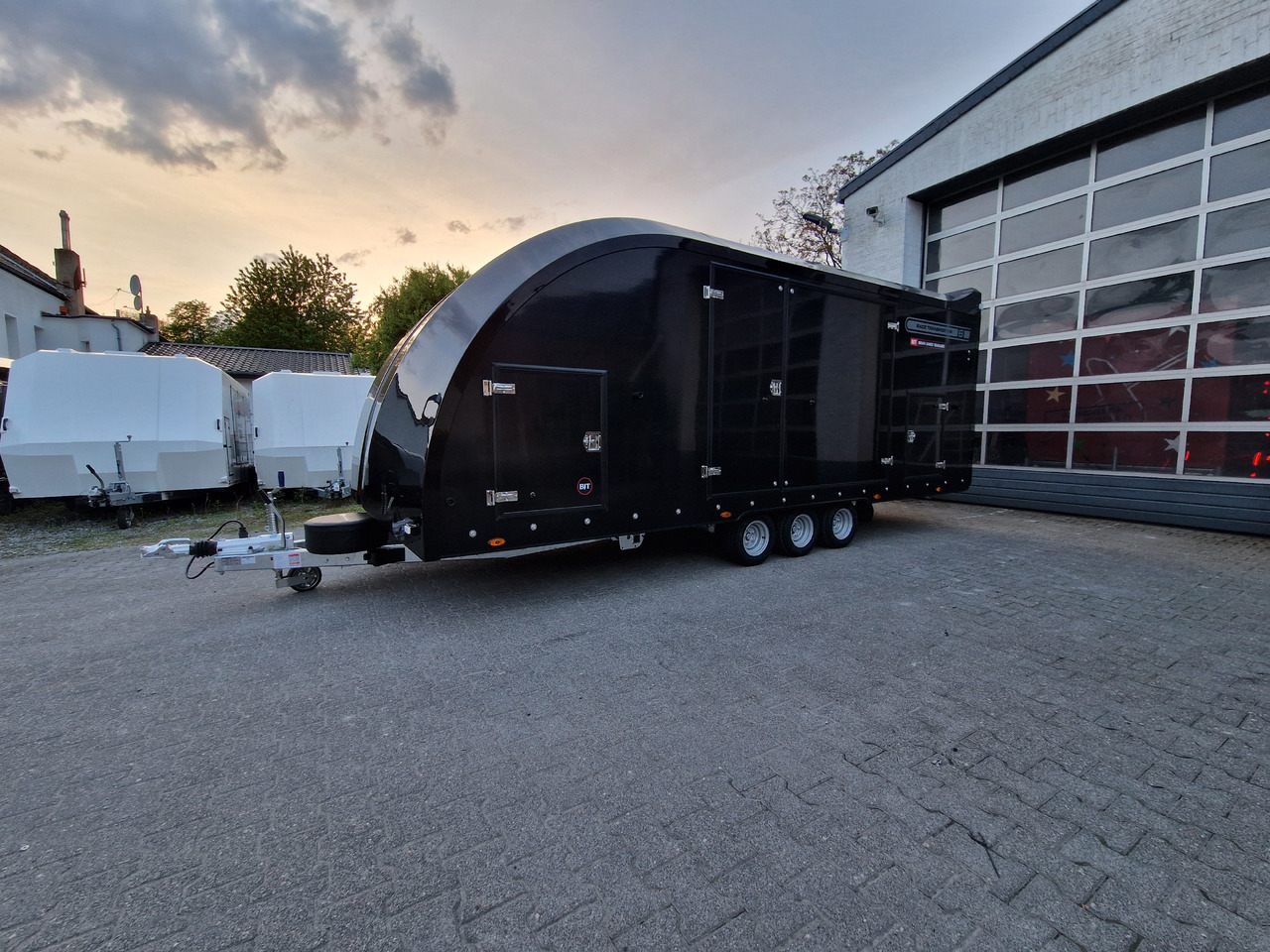 BJT Race Transporter 6 550x235x189cm black elektrisch kippbar ASR Tridem 10" 3500kg Modell 2024 - Прицеп-автовоз: фото 3 BJT Race Transporter 6 550x235x189cm black elektrisch kippbar ASR Tridem 10" 3500kg Modell 2024 - Прицеп-автовоз: фото 3