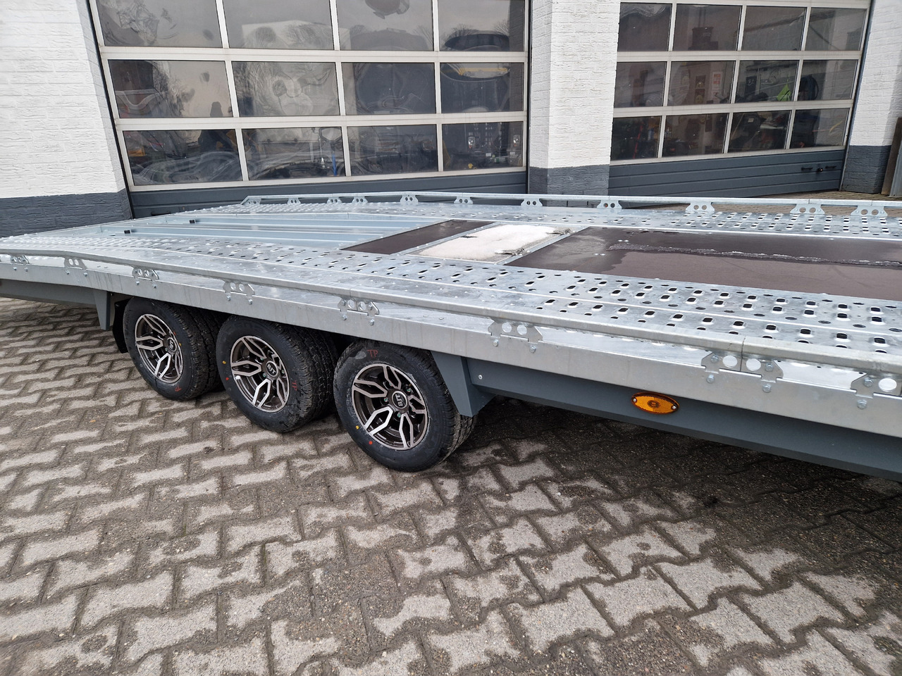 BJT T Transporter 231 550x224cm grau Tridem Alufelgen Auffahrrampen 180cm (XXL) 3500kg Aktion - Прицеп для спецтехники: фото 4 BJT T Transporter 231 550x224cm grau Tridem Alufelgen Auffahrrampen 180cm (XXL) 3500kg Aktion - Прицеп для спецтехники: фото 4
