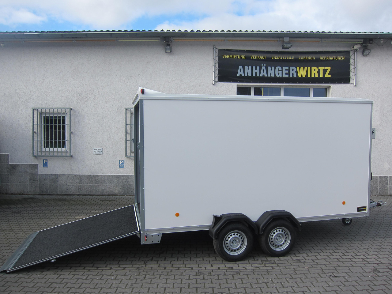 Böckmann Koffer KT 4018/27 H weiß 400x185x200cm +Auffahrrampe (XL) 2700kg - Прицеп-фургон: фото 1 Böckmann Koffer KT 4018/27 H weiß 400x185x200cm +Auffahrrampe (XL) 2700kg - Прицеп-фургон: фото 1