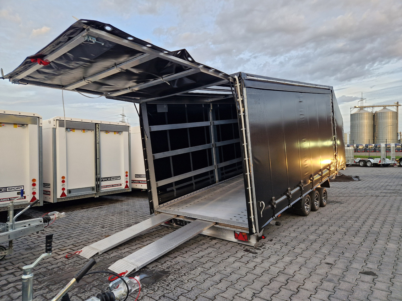 Cartrailer Mototent Silverstone Light Alu 520x210x200cm blackline Tridem 10" (XXL) 3500kg - Прицеп-автовоз: фото 5 Cartrailer Mototent Silverstone Light Alu 520x210x200cm blackline Tridem 10" (XXL) 3500kg - Прицеп-автовоз: фото 5