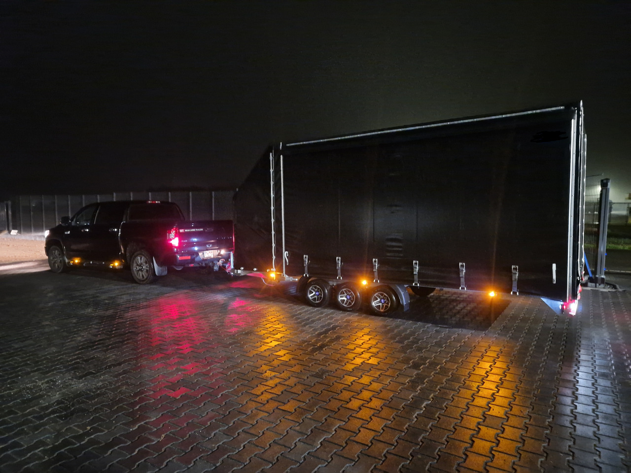 Cartrailer Mototent Silverstone Light Alu 520x210x200cm blackline Tridem 10" (XXL) 3500kg - Прицеп-автовоз: фото 4 Cartrailer Mototent Silverstone Light Alu 520x210x200cm blackline Tridem 10" (XXL) 3500kg - Прицеп-автовоз: фото 4