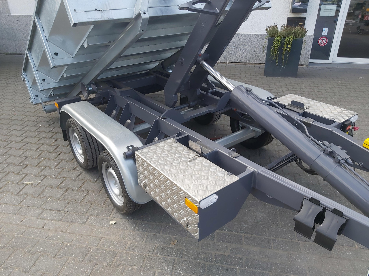 Hakenlift Anhänger Kipper KONOS 3500 elektro hydraulisch 3500kg mit Container Mulde - Самосвальный прицеп: фото 5 Hakenlift Anhänger Kipper KONOS 3500 elektro hydraulisch 3500kg mit Container Mulde - Самосвальный прицеп: фото 5