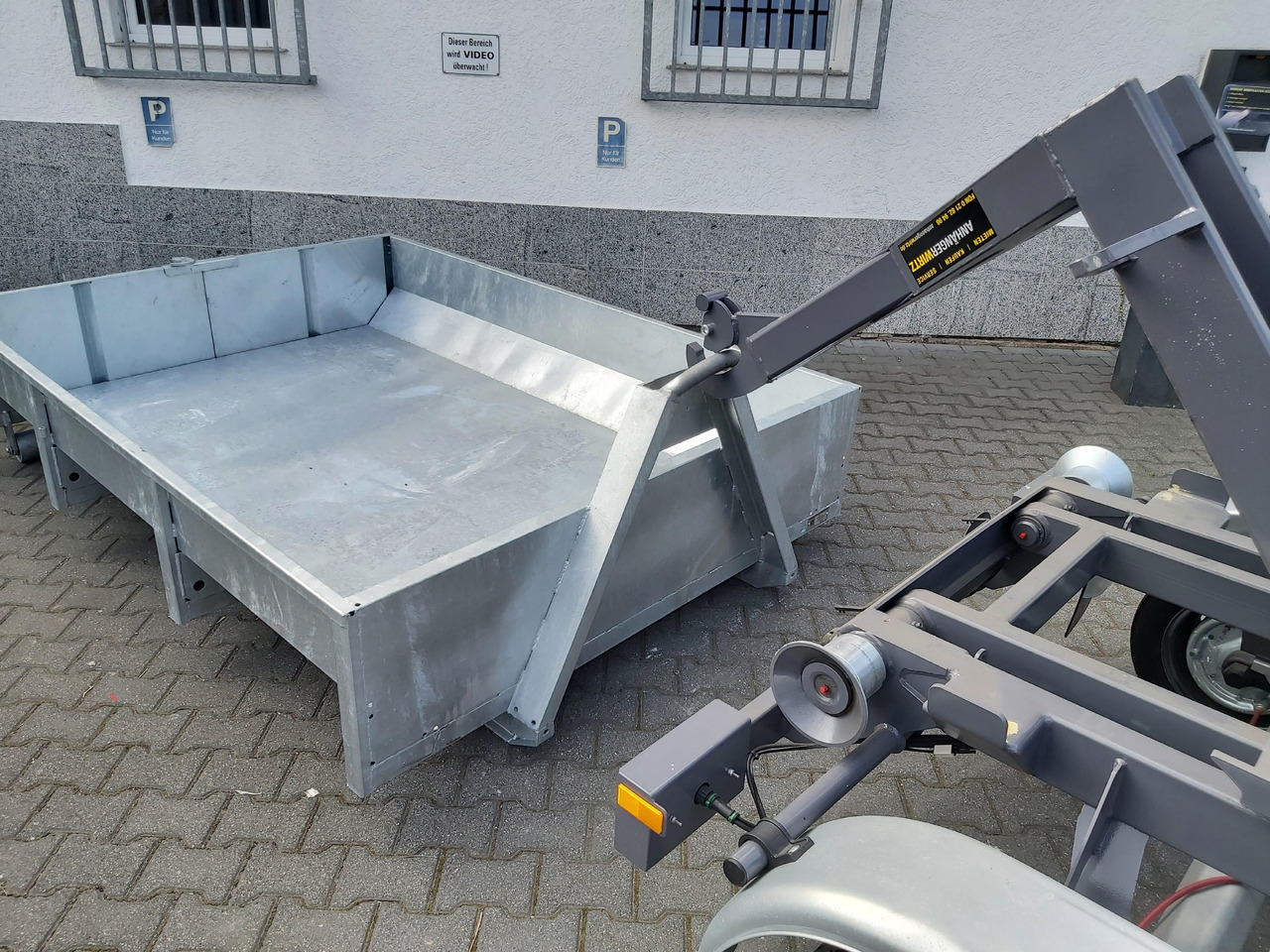 Hakenlift Anhänger Kipper KONOS 3500 elektro hydraulisch 3500kg mit Container Mulde - Самосвальный прицеп: фото 2 Hakenlift Anhänger Kipper KONOS 3500 elektro hydraulisch 3500kg mit Container Mulde - Самосвальный прицеп: фото 2