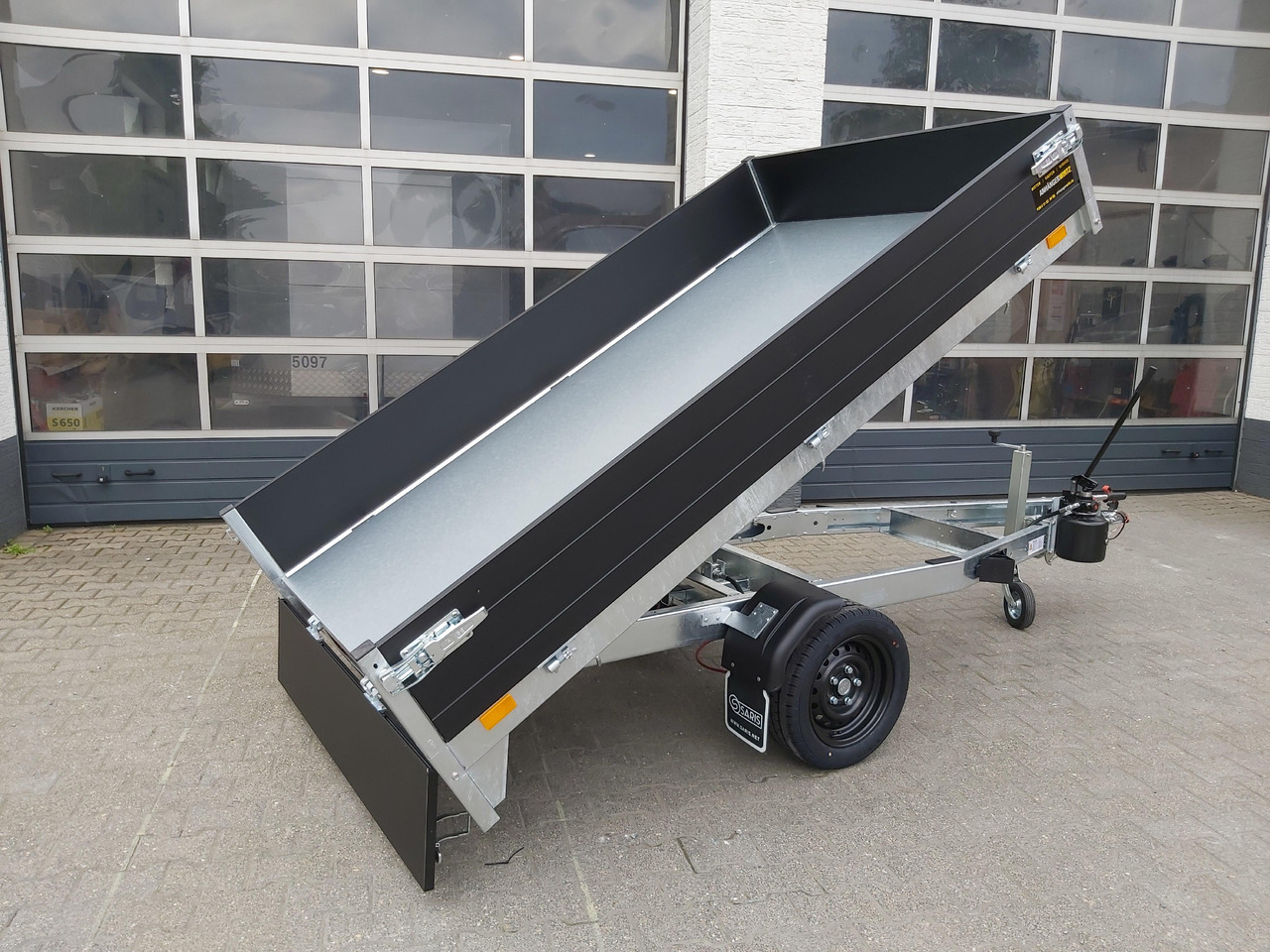 Saris Kipper K1 256 150 1500 1 256x150x30cm black Edition Handpumpe 13" (S) 1500kg Online Aktion - Самосвальный прицеп: фото 2 Saris Kipper K1 256 150 1500 1 256x150x30cm black Edition Handpumpe 13" (S) 1500kg Online Aktion - Самосвальный прицеп: фото 2