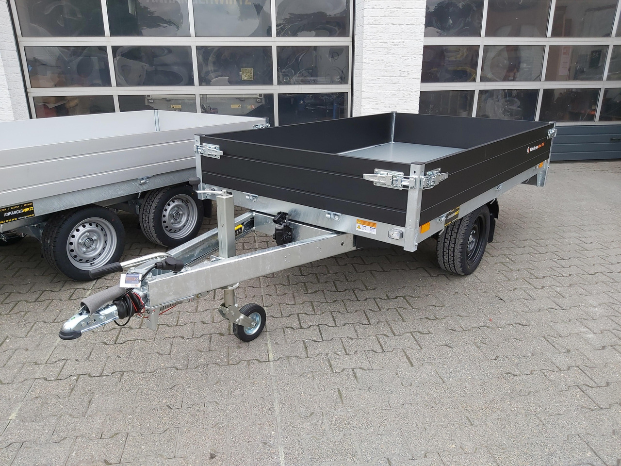 Saris Kipper K1 256 150 1500 1 E 256x150x30cm black Edition Elektro & Notpumpe 13" (S) 1500kg - Самосвальный прицеп: фото 4 Saris Kipper K1 256 150 1500 1 E 256x150x30cm black Edition Elektro & Notpumpe 13" (S) 1500kg - Самосвальный прицеп: фото 4