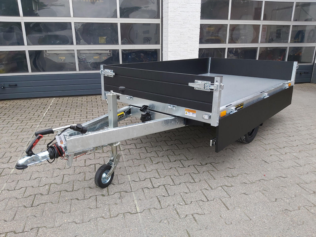Saris Kipper K1 256 150 1500 1 E 256x150x30cm black Edition Elektro & Notpumpe 13" (S) 1500kg - Самосвальный прицеп: фото 5 Saris Kipper K1 256 150 1500 1 E 256x150x30cm black Edition Elektro & Notpumpe 13" (S) 1500kg - Самосвальный прицеп: фото 5