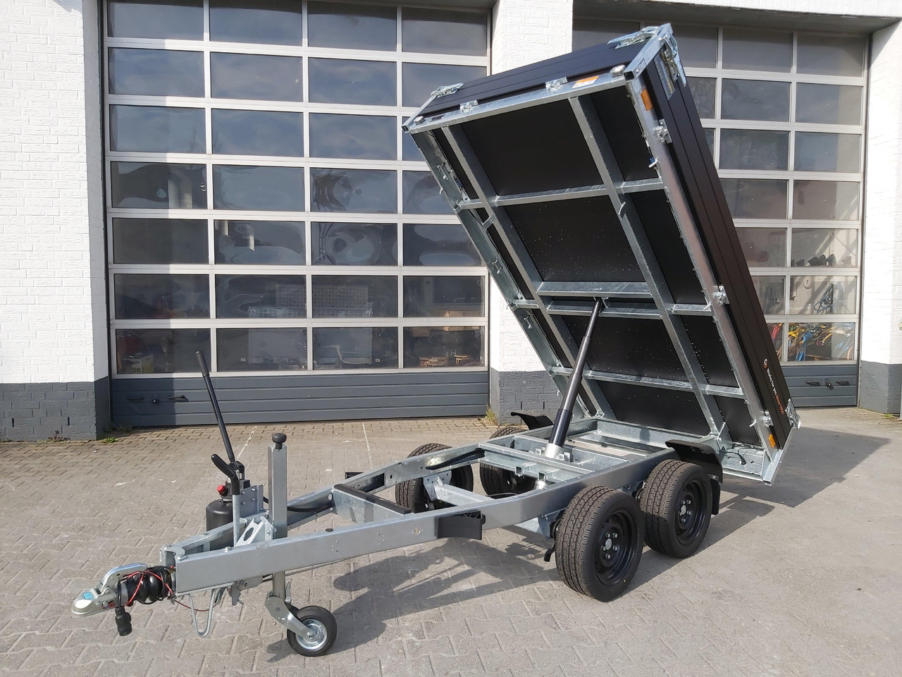 Saris Kipper K1 276 150 2000 2 276x150x30cm black Edition Handpumpe 13" (S) 2000kg Aktion - Самосвальный прицеп: фото 1 Saris Kipper K1 276 150 2000 2 276x150x30cm black Edition Handpumpe 13" (S) 2000kg Aktion - Самосвальный прицеп: фото 1