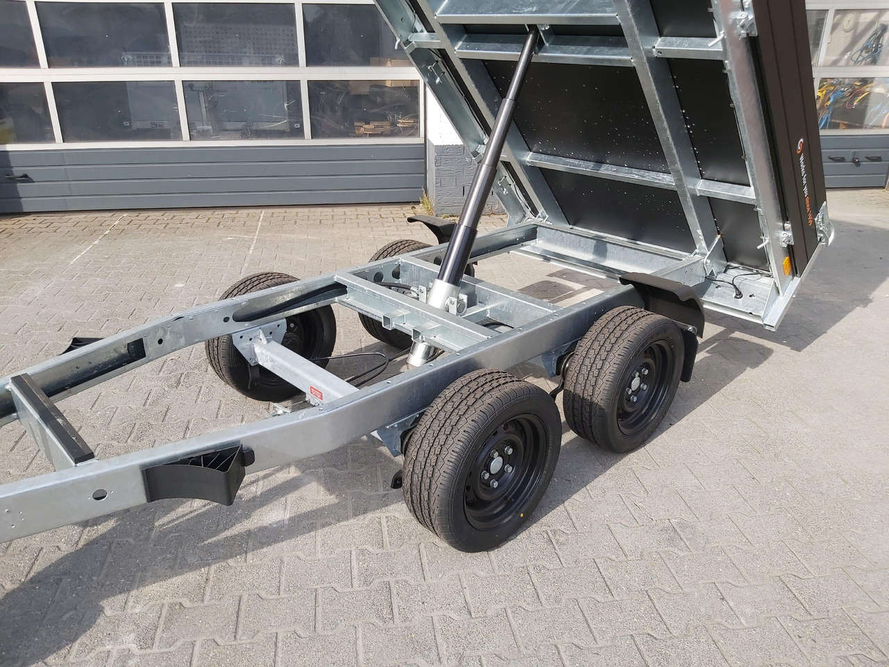 Saris Kipper K1 276 150 2000 2 276x150x30cm black Edition Handpumpe 13" (S) 2000kg Aktion - Самосвальный прицеп: фото 2 Saris Kipper K1 276 150 2000 2 276x150x30cm black Edition Handpumpe 13" (S) 2000kg Aktion - Самосвальный прицеп: фото 2