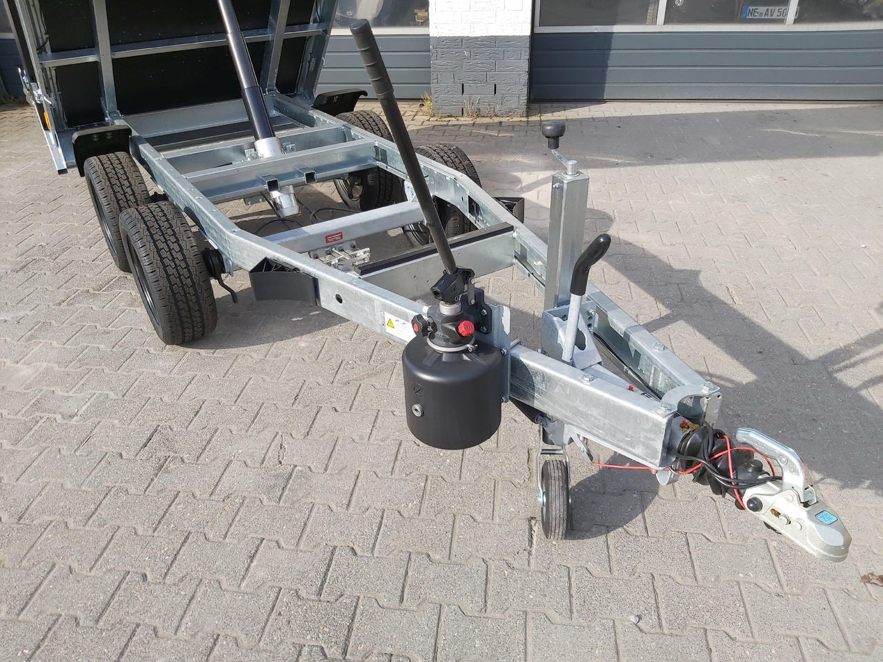 Saris Kipper K1 276 150 2000 2 276x150x30cm black Edition Handpumpe 13" (S) 2000kg Aktion - Самосвальный прицеп: фото 4 Saris Kipper K1 276 150 2000 2 276x150x30cm black Edition Handpumpe 13" (S) 2000kg Aktion - Самосвальный прицеп: фото 4