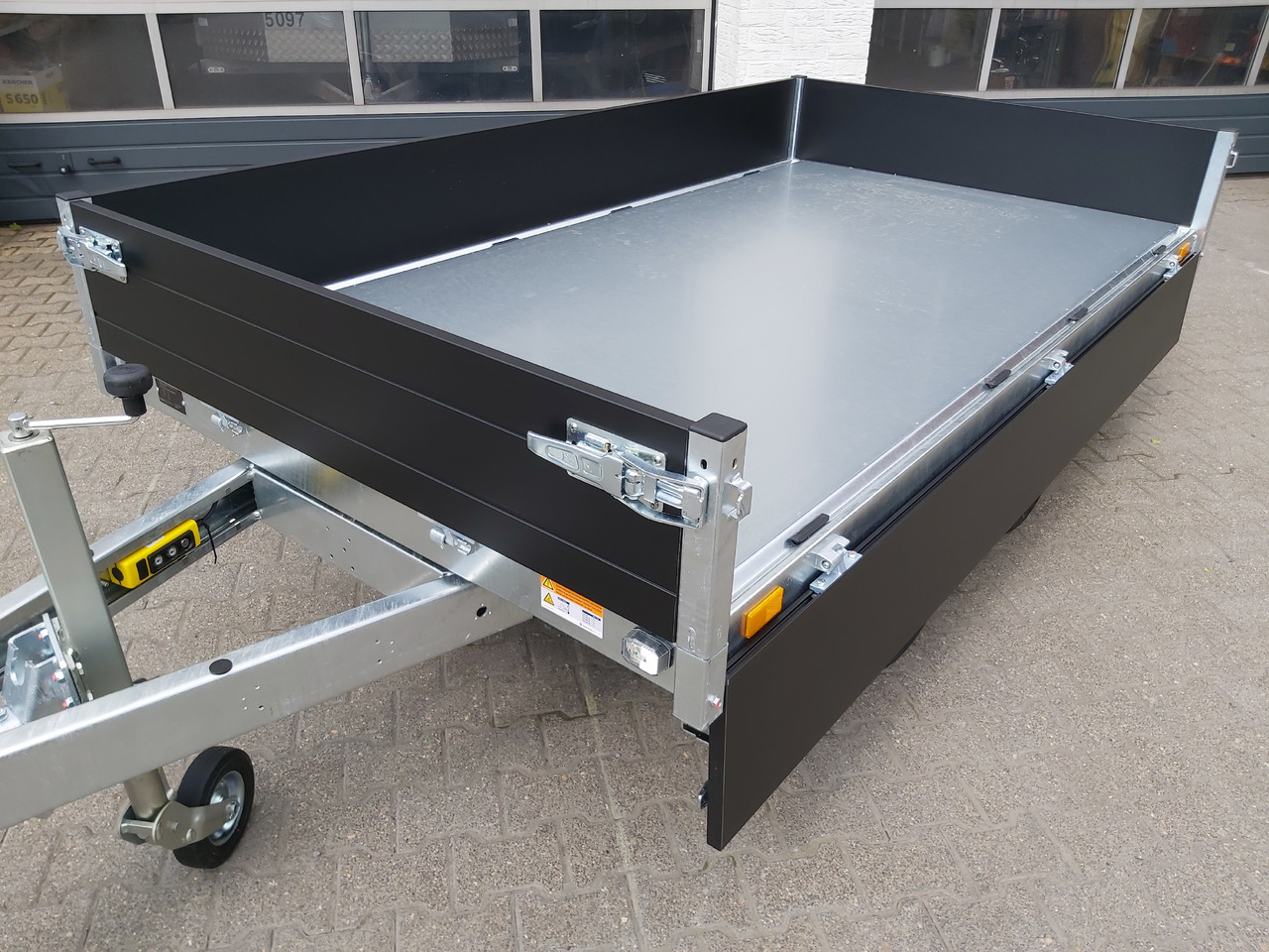 Saris Kipper K1 276 150 2000 2 E 276x150x30cm Elektro black Edition 13" 2000kg - Самосвальный прицеп: фото 2 Saris Kipper K1 276 150 2000 2 E 276x150x30cm Elektro black Edition 13" 2000kg - Самосвальный прицеп: фото 2
