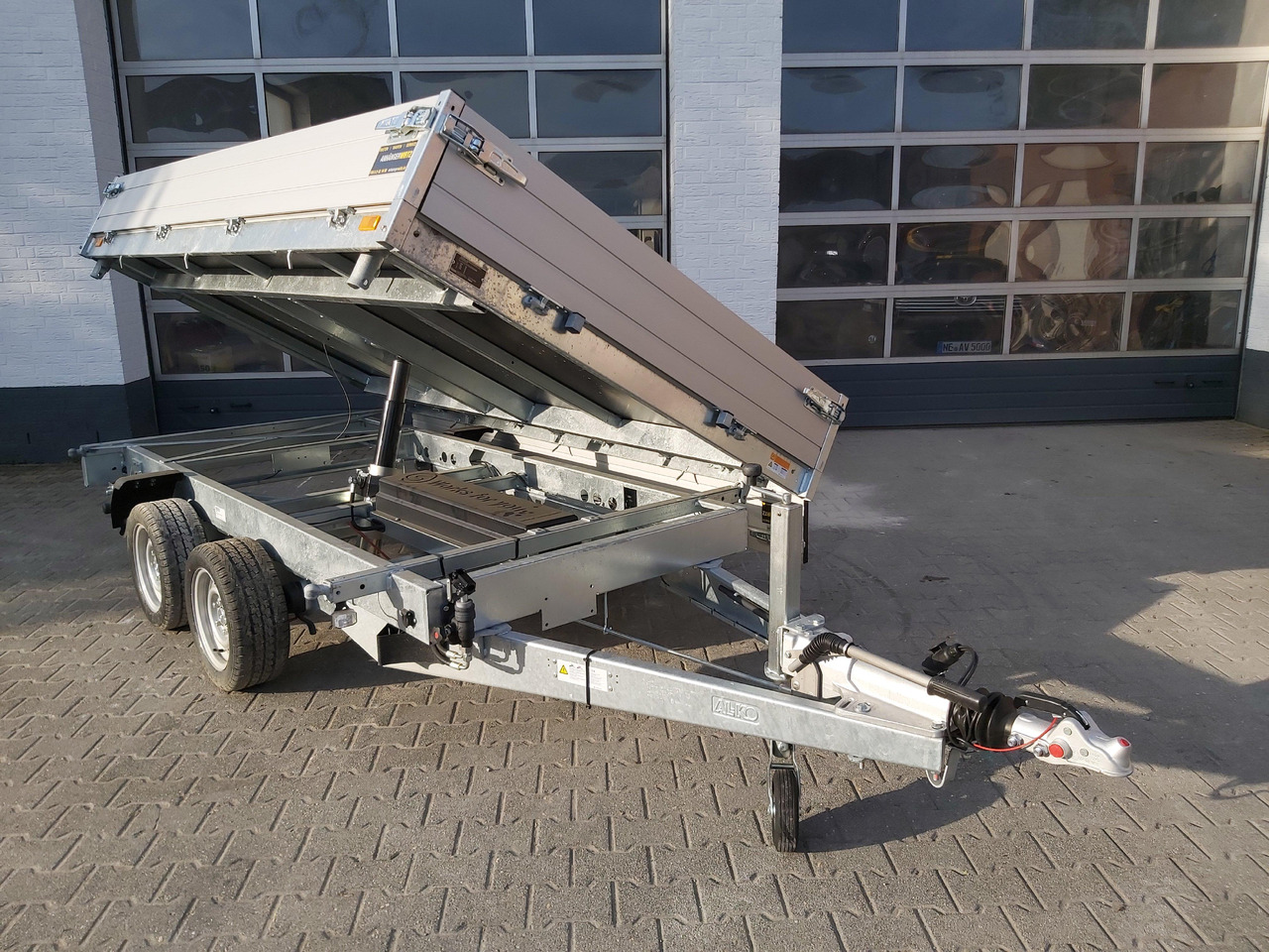 Saris Kipper K3 306 184 3500 2 E 306x184x30cm 3500kg silver Elektro NHP Stützen 13" 3500kg used - Самосвальный прицеп: фото 4 Saris Kipper K3 306 184 3500 2 E 306x184x30cm 3500kg silver Elektro NHP Stützen 13" 3500kg used - Самосвальный прицеп: фото 4