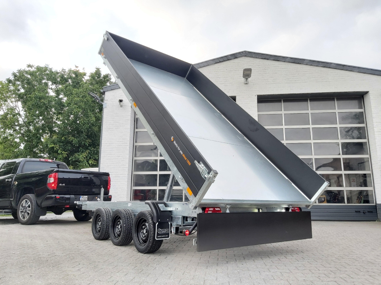 Saris Kipper K3 406 204 3500 3 E 406x204x35cm black Schacht LED Licht Blattfeder Tridem 3500kg 100km - Самосвальный прицеп: фото 1 Saris Kipper K3 406 204 3500 3 E 406x204x35cm black Schacht LED Licht Blattfeder Tridem 3500kg 100km - Самосвальный прицеп: фото 1