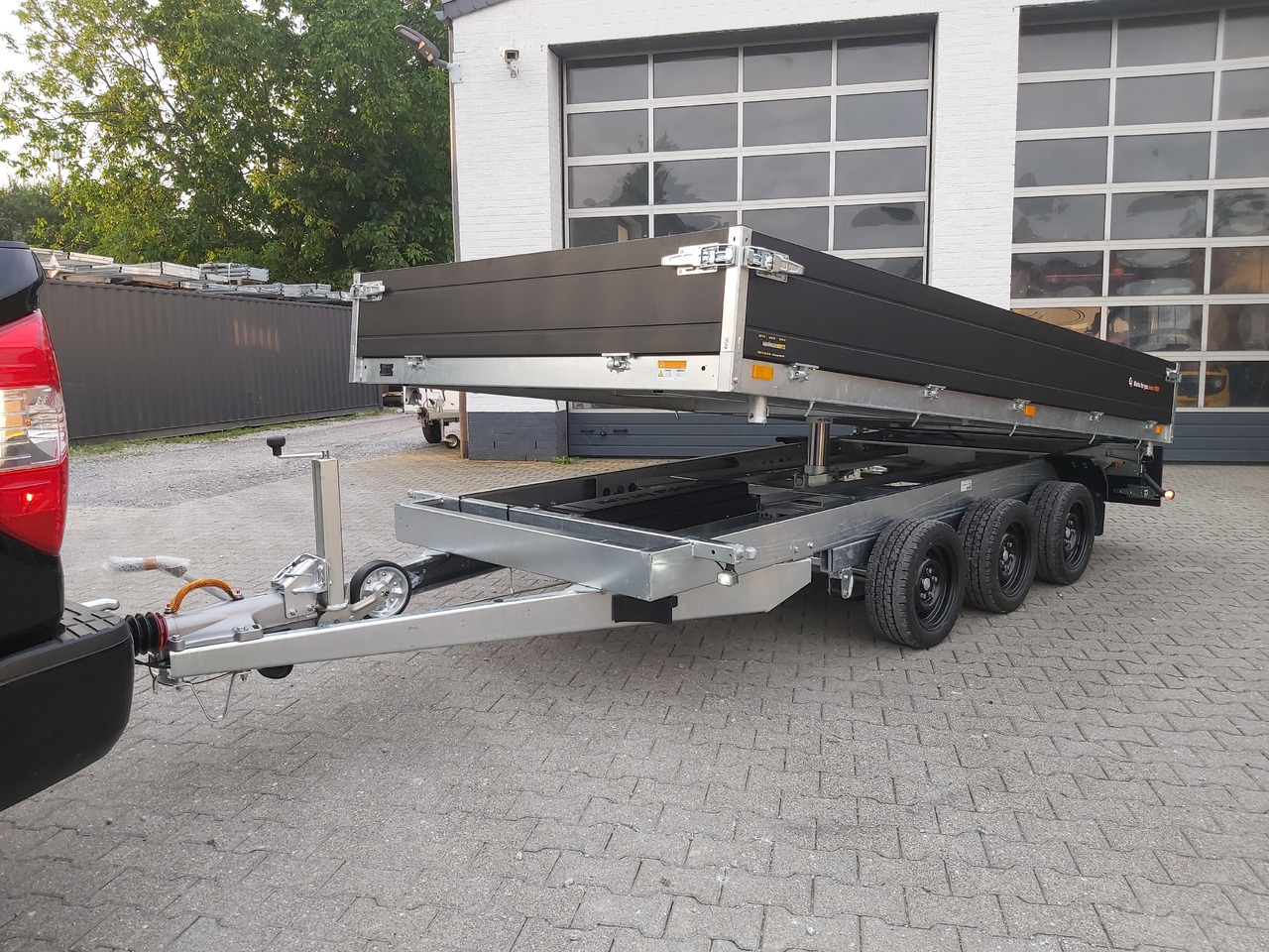 Saris Kipper K3 406 204 3500 3 E 406x204x35cm black Schacht LED Licht Blattfeder Tridem 3500kg 100km - Самосвальный прицеп: фото 4 Saris Kipper K3 406 204 3500 3 E 406x204x35cm black Schacht LED Licht Blattfeder Tridem 3500kg 100km - Самосвальный прицеп: фото 4