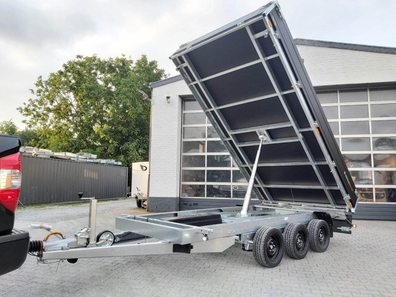 Saris Kipper K3 406 204 3500 3 E 406x204x35cm black Schacht LED Licht Blattfeder Tridem 3500kg 100km - Самосвальный прицеп: фото 2 Saris Kipper K3 406 204 3500 3 E 406x204x35cm black Schacht LED Licht Blattfeder Tridem 3500kg 100km - Самосвальный прицеп: фото 2