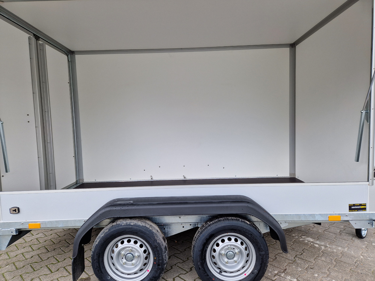 Saris Koffer GO 306 154 180 2000 2 306x154x180cm GFK grau Seitenklappe (M) 2000kg Modell 2024 - Прицеп-фургон: фото 4 Saris Koffer GO 306 154 180 2000 2 306x154x180cm GFK grau Seitenklappe (M) 2000kg Modell 2024 - Прицеп-фургон: фото 4
