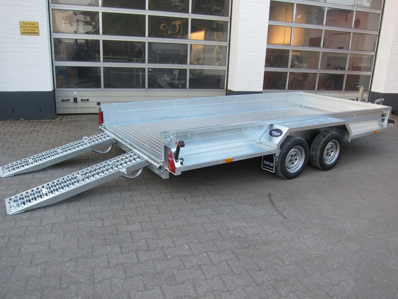 Saris Magnum MAXX 3500 406x182x30cm Rampen ForceOne Aluboden 3500kg Aktion - Прицеп для спецтехники: фото 5 Saris Magnum MAXX 3500 406x182x30cm Rampen ForceOne Aluboden 3500kg Aktion - Прицеп для спецтехники: фото 5