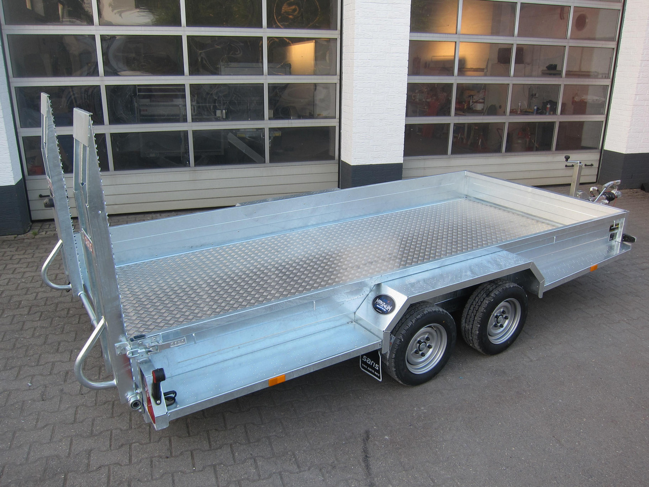 Saris Magnum MAXX 3500 406x182x30cm Rampen ForceOne Aluboden 3500kg Aktion - Прицеп для спецтехники: фото 4 Saris Magnum MAXX 3500 406x182x30cm Rampen ForceOne Aluboden 3500kg Aktion - Прицеп для спецтехники: фото 4