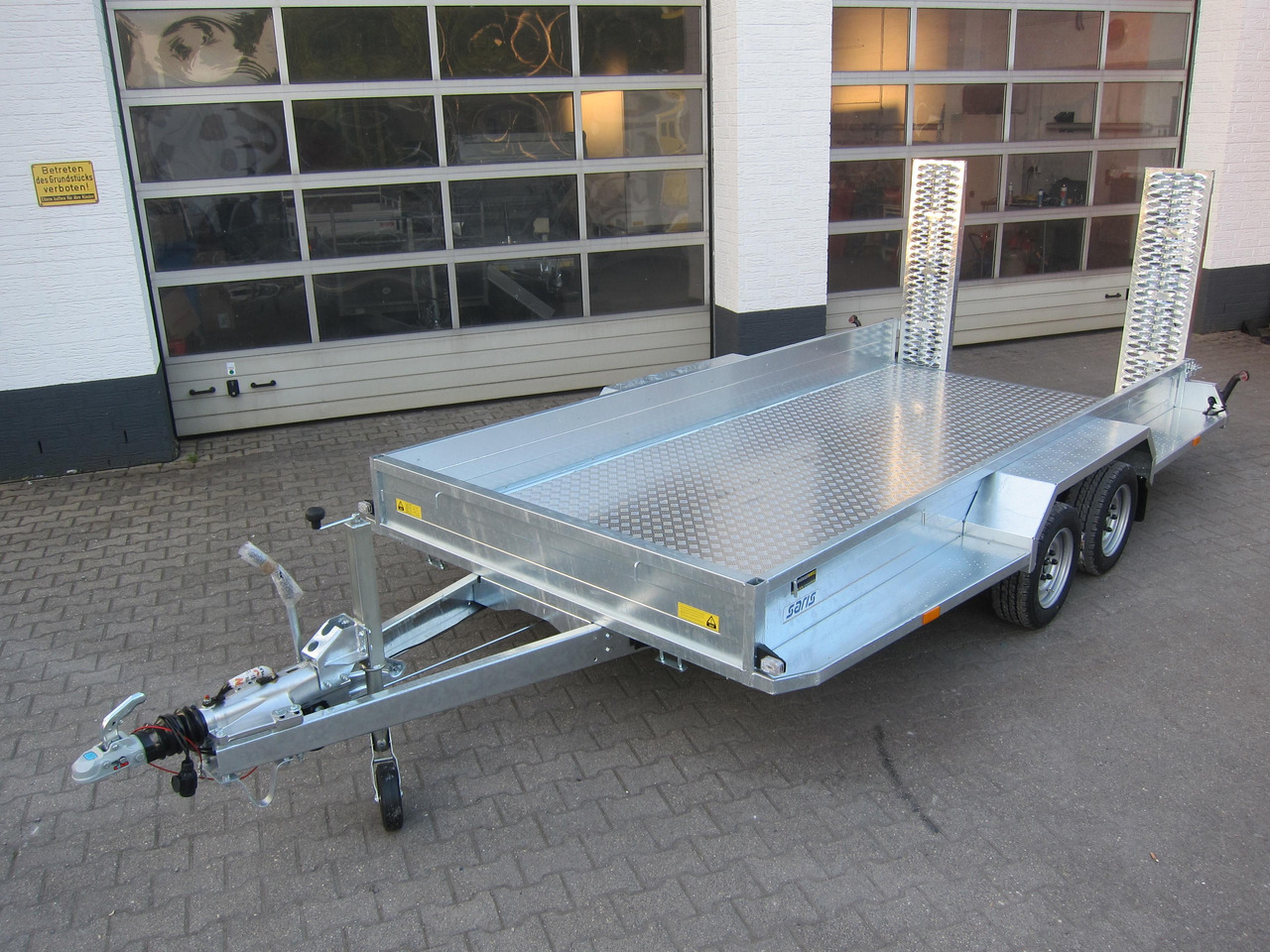 Saris Magnum MAXX 3500 406x182x30cm Rampen ForceOne Aluboden 3500kg Aktion - Прицеп для спецтехники: фото 1 Saris Magnum MAXX 3500 406x182x30cm Rampen ForceOne Aluboden 3500kg Aktion - Прицеп для спецтехники: фото 1