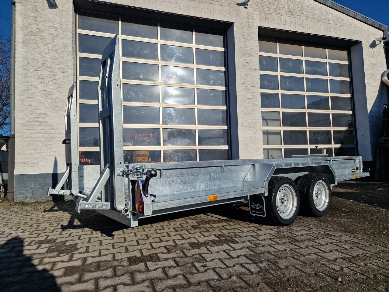Saris Magnum MAXX 3500 406x182x30cm force one Rampen Schaufelablage 100km/H 3500kg Januar Aktion - Прицеп для спецтехники: фото 3 Saris Magnum MAXX 3500 406x182x30cm force one Rampen Schaufelablage 100km/H 3500kg Januar Aktion - Прицеп для спецтехники: фото 3