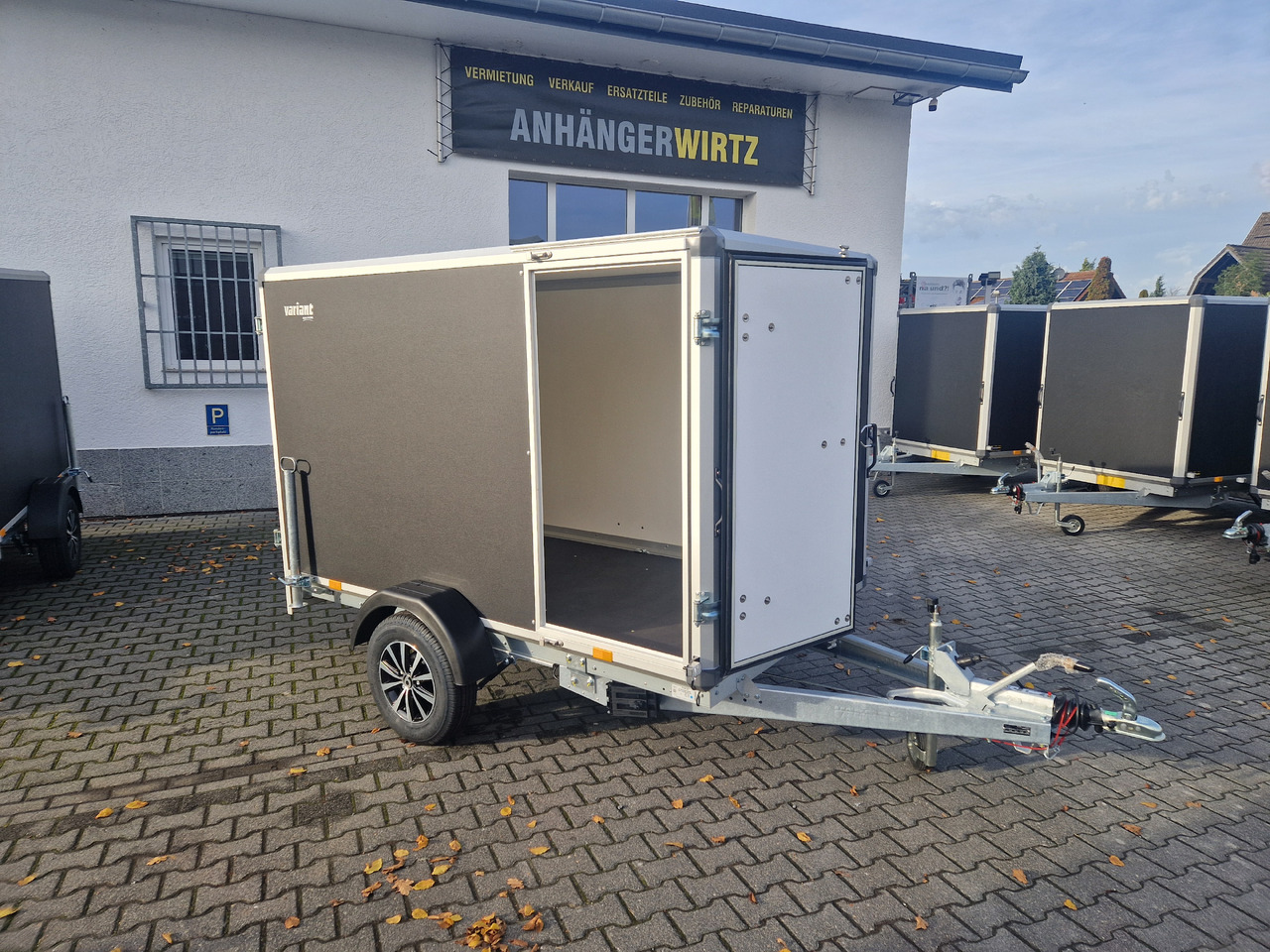 Variant C1315 C2 Edition black 258x148x157cm Alufelgen Seitentür 1350kg 100km/H black deal - Прицеп-фургон: фото 1 Variant C1315 C2 Edition black 258x148x157cm Alufelgen Seitentür 1350kg 100km/H black deal - Прицеп-фургон: фото 1