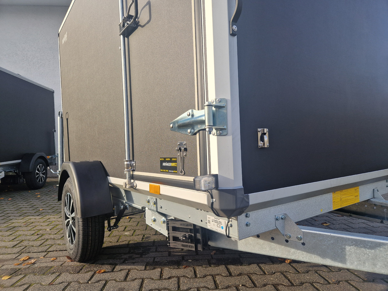 Variant C1315 C2 Edition black 258x148x157cm Alufelgen Seitentür 1350kg 100km/H black deal - Прицеп-фургон: фото 3 Variant C1315 C2 Edition black 258x148x157cm Alufelgen Seitentür 1350kg 100km/H black deal - Прицеп-фургон: фото 3