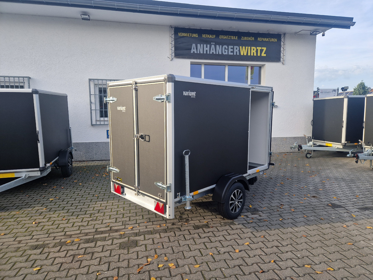 Variant C1315 C2 Edition black 258x148x157cm Alufelgen Seitentür 1350kg 100km/H black deal - Прицеп-фургон: фото 5 Variant C1315 C2 Edition black 258x148x157cm Alufelgen Seitentür 1350kg 100km/H black deal - Прицеп-фургон: фото 5