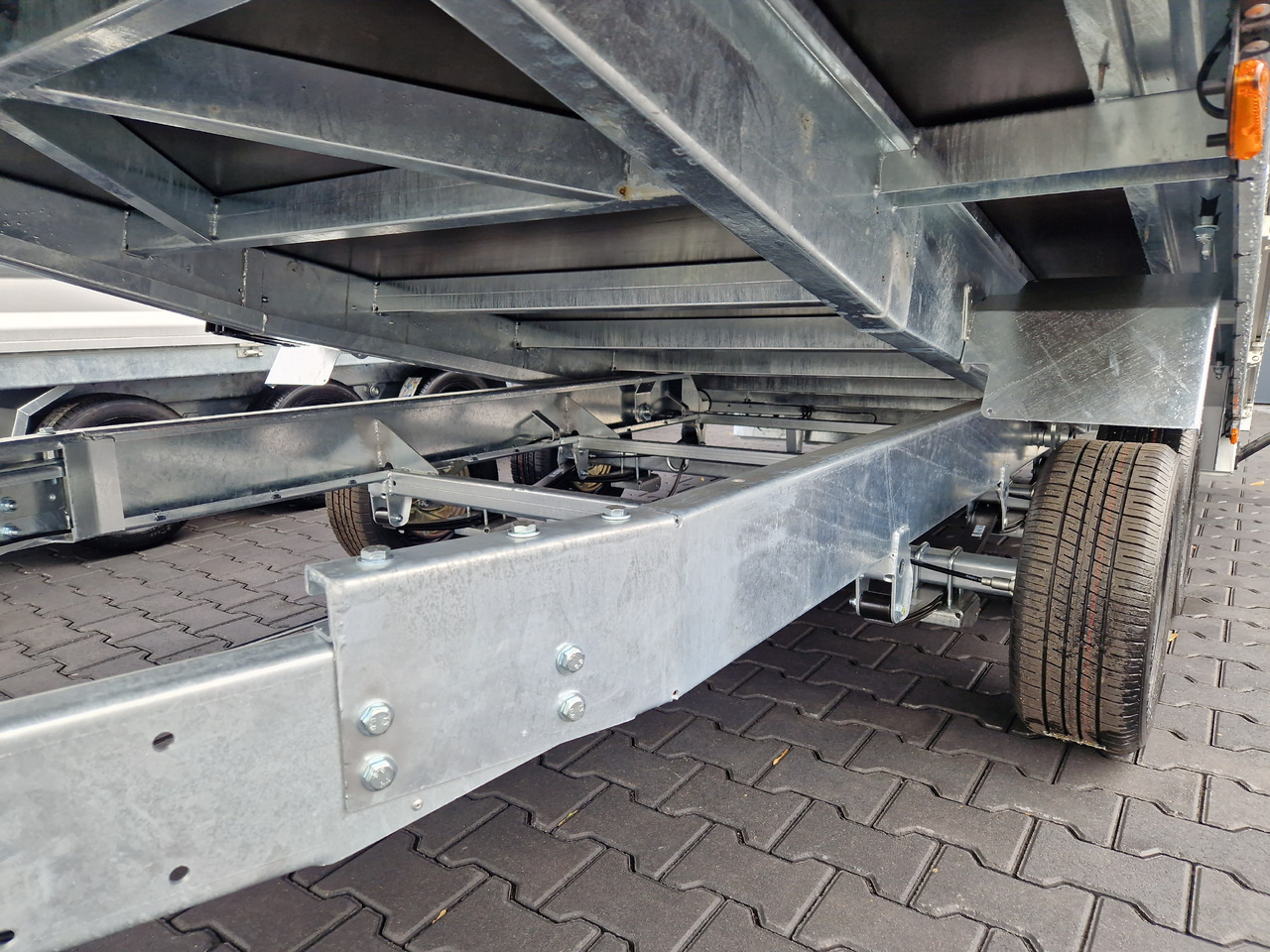 Variant Maschinentransporter 3552 UX Maxi Load 520x210x30cm Tandem Parabelfederung LED 3500kg - Прицеп для спецтехники: фото 5 Variant Maschinentransporter 3552 UX Maxi Load 520x210x30cm Tandem Parabelfederung LED 3500kg - Прицеп для спецтехники: фото 5
