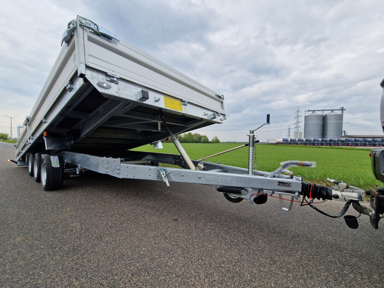 Variant Maschinentransporter 3553 UX Maxi Load LED Tridem Parabelfeder 3500kg Modell 2024 - Самосвальный прицеп: фото 2 Variant Maschinentransporter 3553 UX Maxi Load LED Tridem Parabelfeder 3500kg Modell 2024 - Самосвальный прицеп: фото 2