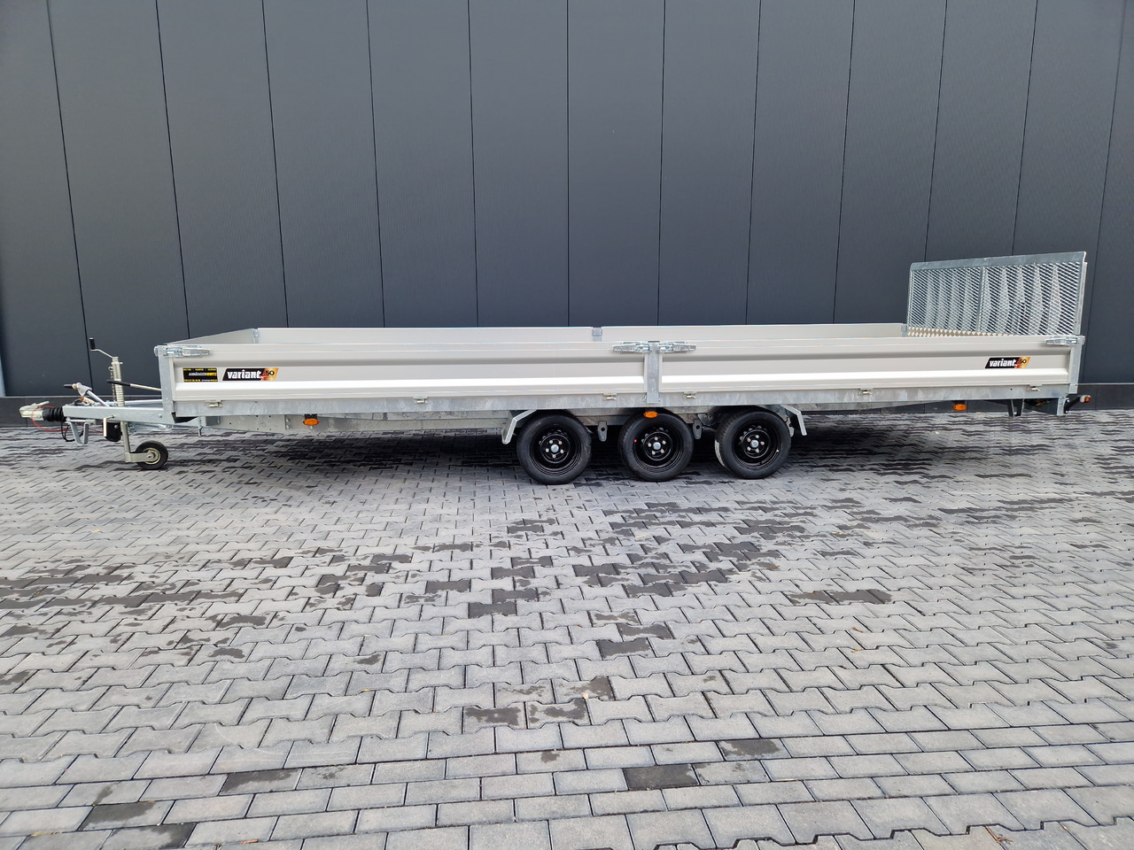 Variant Maschinentransporter 3563 UX Maxi Load 620x210x30cm LED Tridem Parabel black 3500kg - Прицеп для спецтехники: фото 2 Variant Maschinentransporter 3563 UX Maxi Load 620x210x30cm LED Tridem Parabel black 3500kg - Прицеп для спецтехники: фото 2