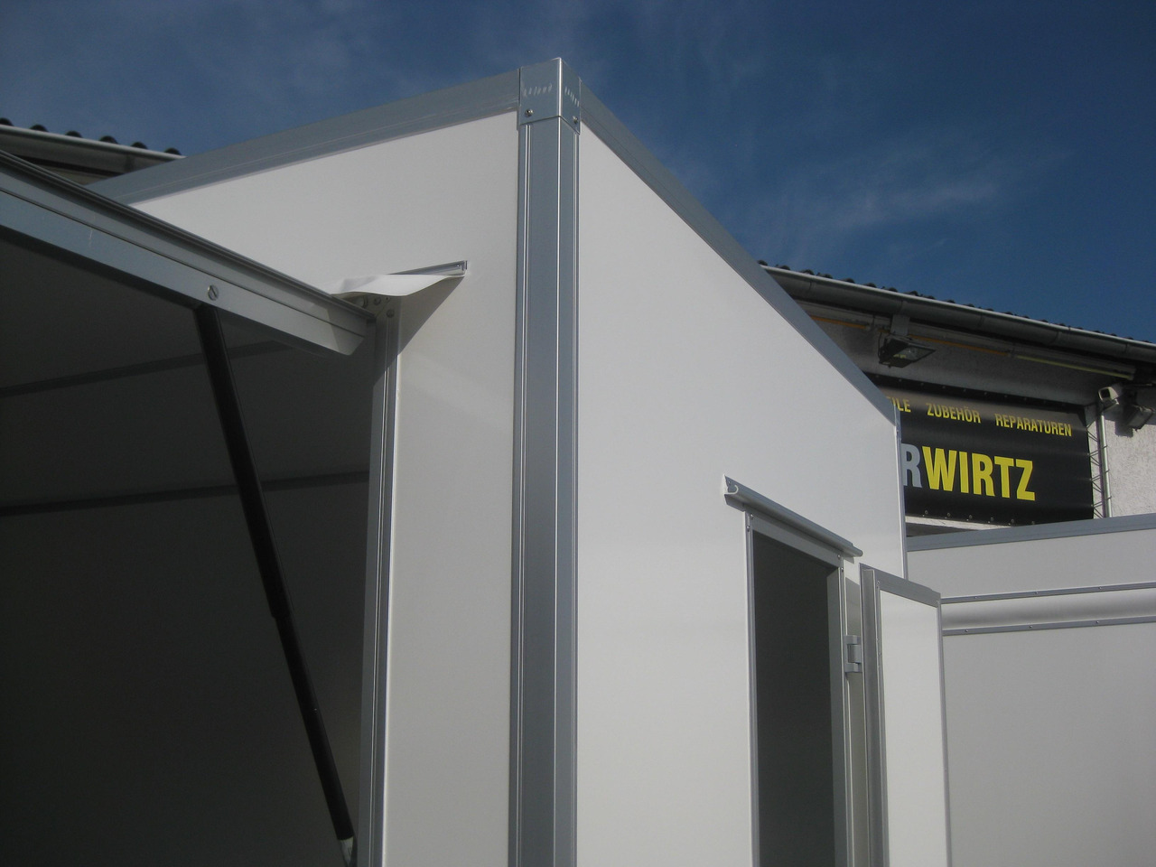 Verkaufsanhänger VKE 1337/206 370cm 2 Verkaufsklappen Tür vorn Multi Leerwagen (L) 1300 kg - Торговый прицеп: фото 1 Verkaufsanhänger VKE 1337/206 370cm 2 Verkaufsklappen Tür vorn Multi Leerwagen (L) 1300 kg - Торговый прицеп: фото 1