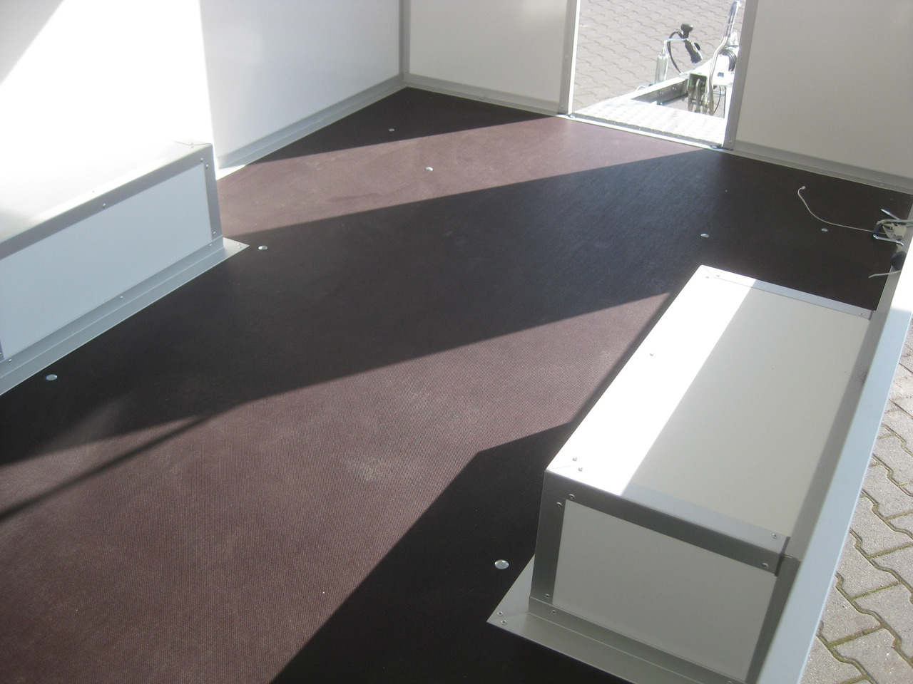 Verkaufsanhänger VKE 1337/206 370cm 2 Verkaufsklappen Tür vorn Multi Leerwagen (L) 1300 kg - Торговый прицеп: фото 3 Verkaufsanhänger VKE 1337/206 370cm 2 Verkaufsklappen Tür vorn Multi Leerwagen (L) 1300 kg - Торговый прицеп: фото 3