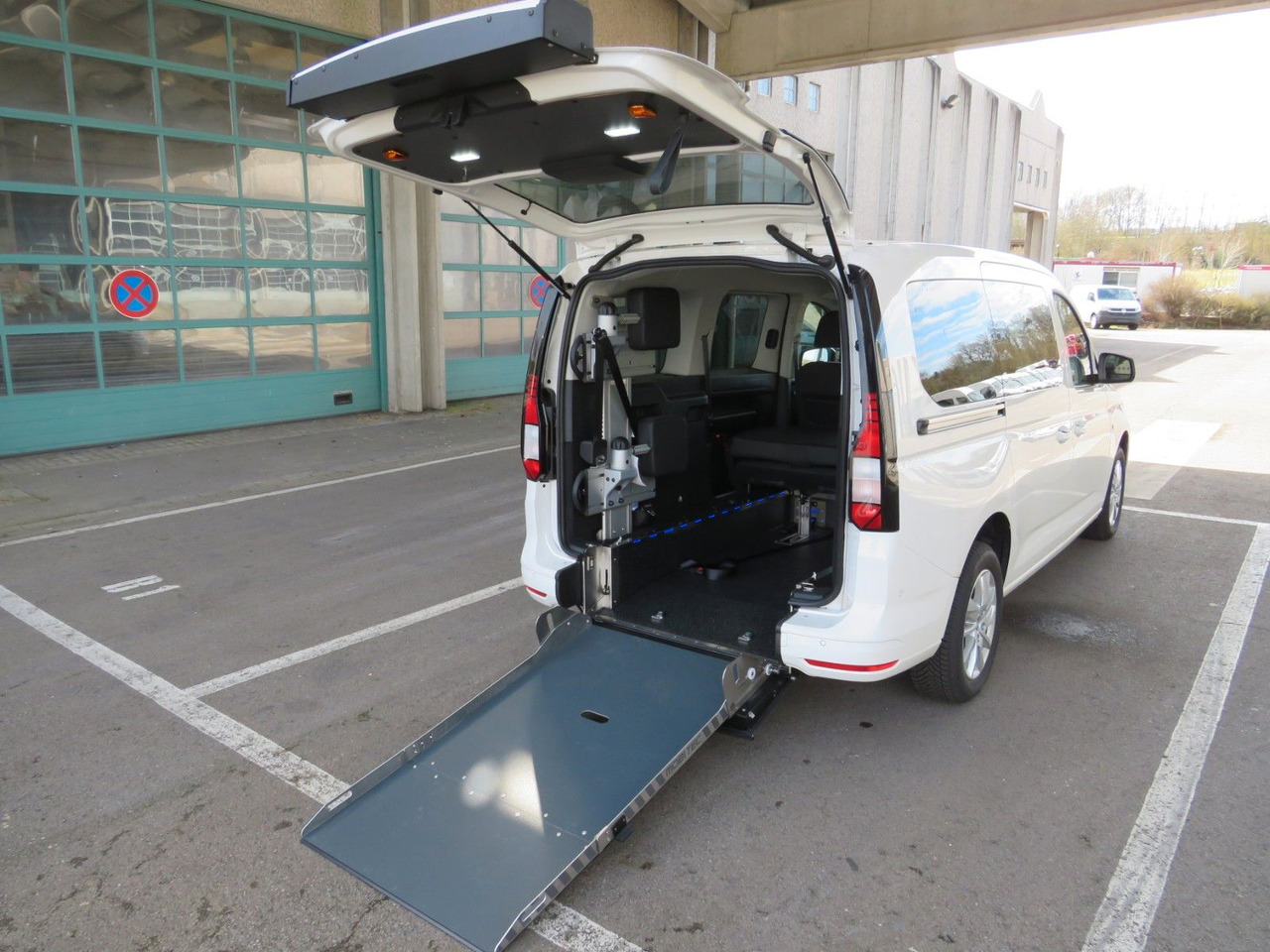 Легковой автомобиль Volkswagen Caddy Maxi 2.0 TDI Rollstuhlumbau Taxirampe: фото 22