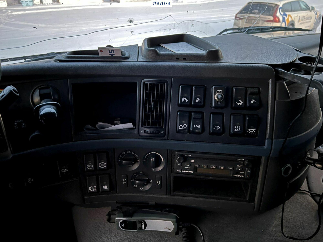 Автоманипулятор Volvo FM 400 6*2 Crane Truck with tiltable flatbed Palfinger PK16502: фото 11