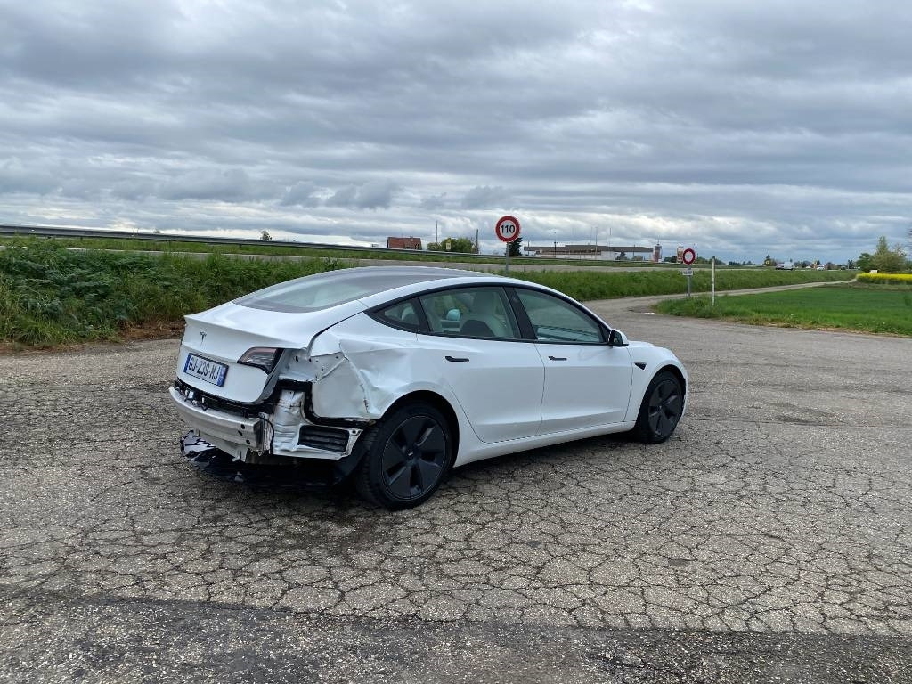 Tesla MODEL 3 5YJ3 - Rwd-Carte Grise Française endommagé - Легковой автомобиль: фото 4 Tesla MODEL 3 5YJ3 - Rwd-Carte Grise Française endommagé - Легковой автомобиль: фото 4