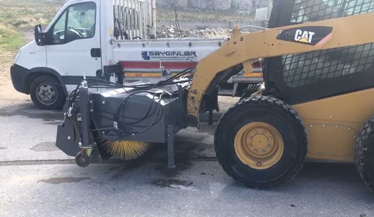 SAYGINLAR SKID STEER MOUNTED ROAD SWEEPER - Щетка для Мини-погрузчиков с бортовым поворотом: фото 1 SAYGINLAR SKID STEER MOUNTED ROAD SWEEPER - Щетка для Мини-погрузчиков с бортовым поворотом: фото 1