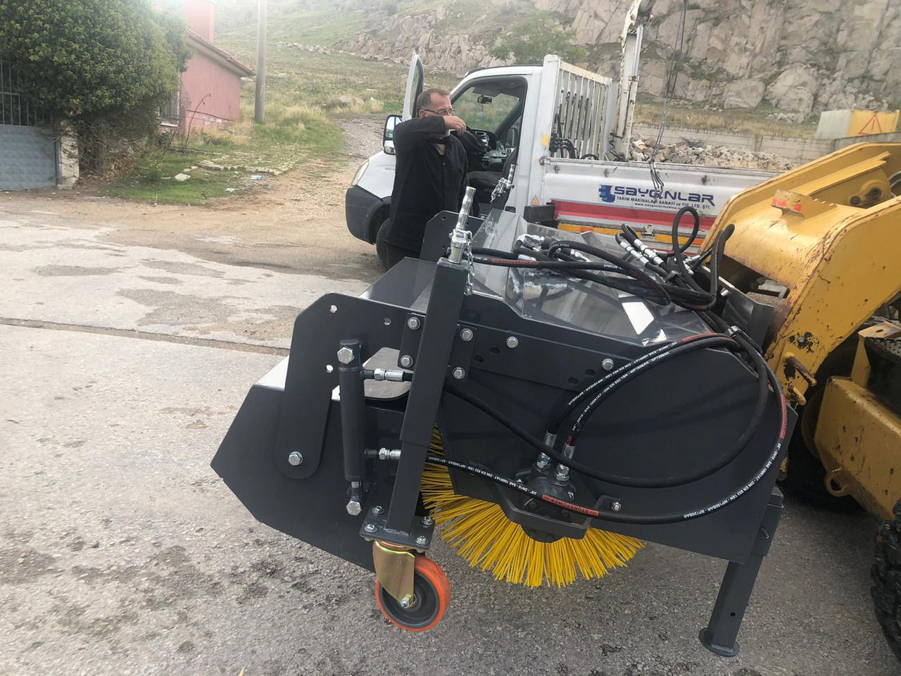 SAYGINLAR SKID STEER MOUNTED ROAD SWEEPER - Щетка для Мини-погрузчиков с бортовым поворотом: фото 4 SAYGINLAR SKID STEER MOUNTED ROAD SWEEPER - Щетка для Мини-погрузчиков с бортовым поворотом: фото 4