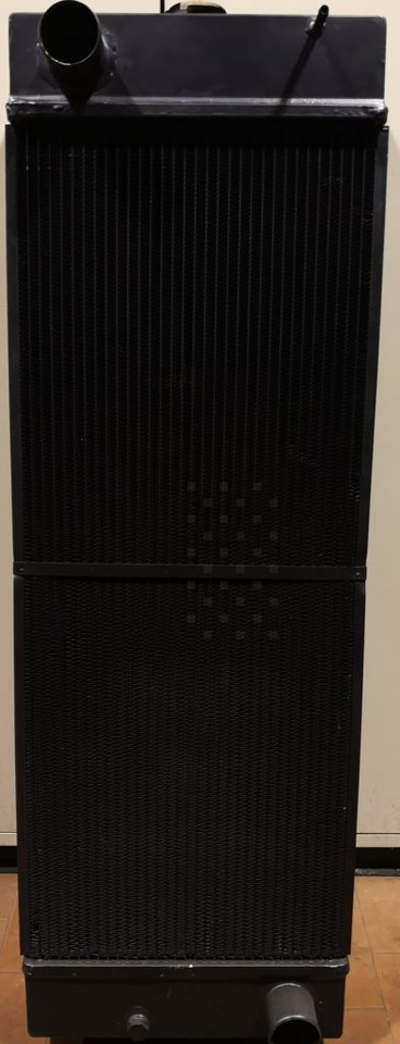 RADIATORE NEW HOLLAND E265C E305C LB05P00028S001 - Радиатор: фото 2 RADIATORE NEW HOLLAND E265C E305C LB05P00028S001 - Радиатор: фото 2