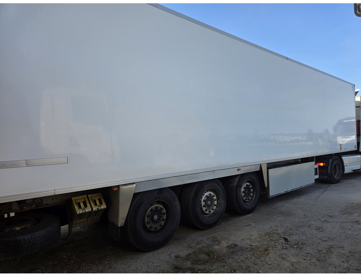 FRUHEAUF FST4 REFRIGERATED SEMITRAILER 3 AXLE MEAT RAILS THERMOKING SLX E 300 30 - Полуприцеп-рефрижератор: фото 2 FRUHEAUF FST4 REFRIGERATED SEMITRAILER 3 AXLE MEAT RAILS THERMOKING SLX E 300 30 - Полуприцеп-рефрижератор: фото 2