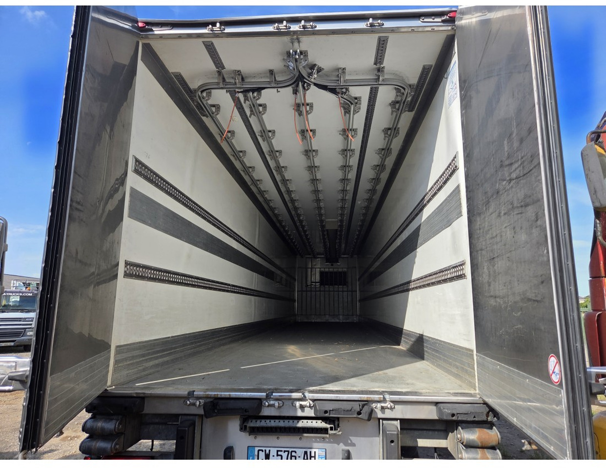 FRUHEAUF FST4 REFRIGERATED SEMITRAILER 3 AXLE MEAT RAILS THERMOKING SLX E 300 30 - Полуприцеп-рефрижератор: фото 4 FRUHEAUF FST4 REFRIGERATED SEMITRAILER 3 AXLE MEAT RAILS THERMOKING SLX E 300 30 - Полуприцеп-рефрижератор: фото 4