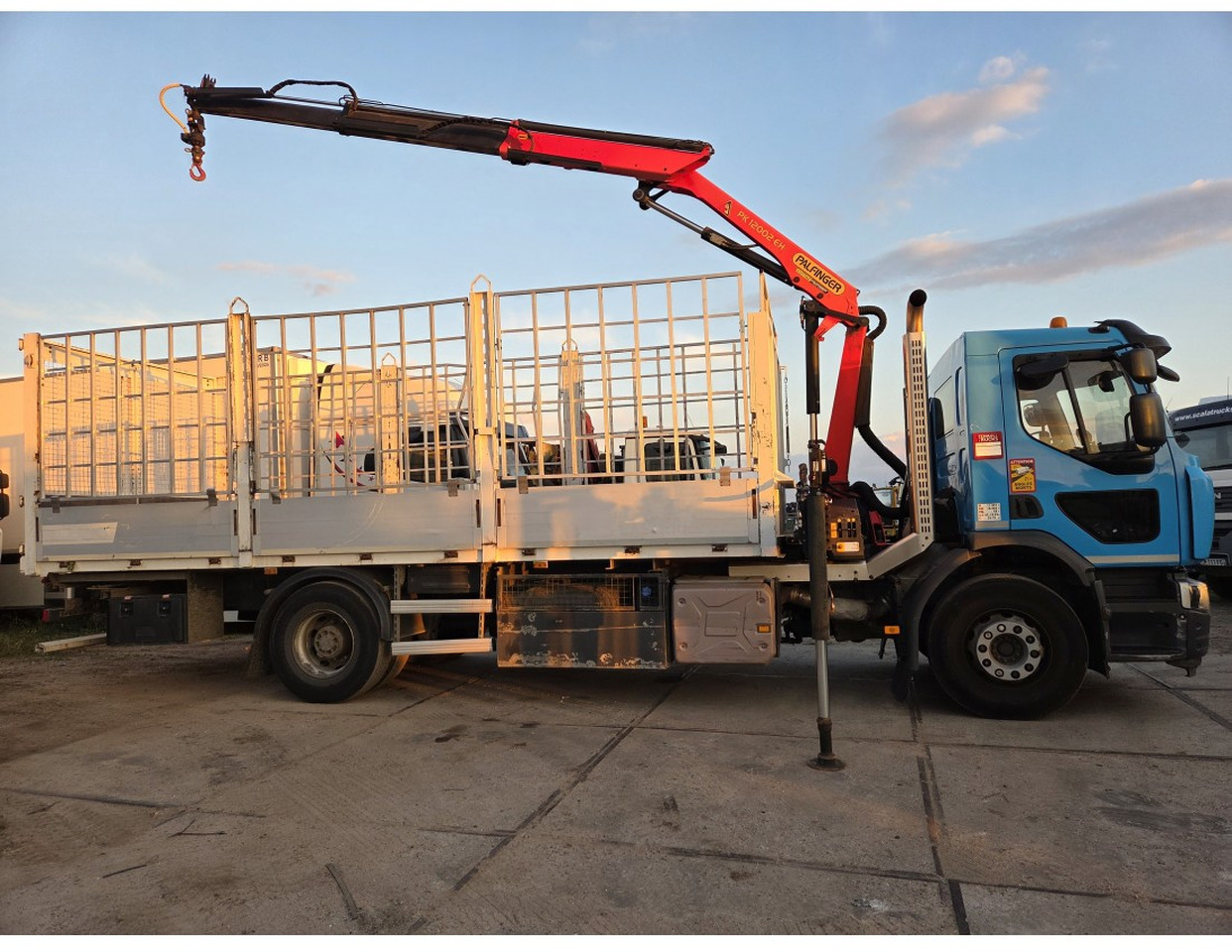 Renault C 280 4X2 Palfinger PK12002 EH Kran Crane Remote Control Automat flatbed truck - Грузовик бортовой/ Платформа, Автоманипулятор: фото 3 Renault C 280 4X2 Palfinger PK12002 EH Kran Crane Remote Control Automat flatbed truck - Грузовик бортовой/ Платформа, Автоманипулятор: фото 3