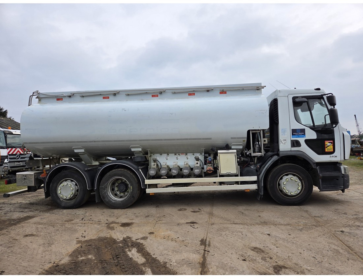 Renault Premium 340 6x2 Fuel Tank 18.540 L 3 compart Steering Axle Retarder Manual gearbox - Грузовик-цистерна: фото 3 Renault Premium 340 6x2 Fuel Tank 18.540 L 3 compart Steering Axle Retarder Manual gearbox - Грузовик-цистерна: фото 3