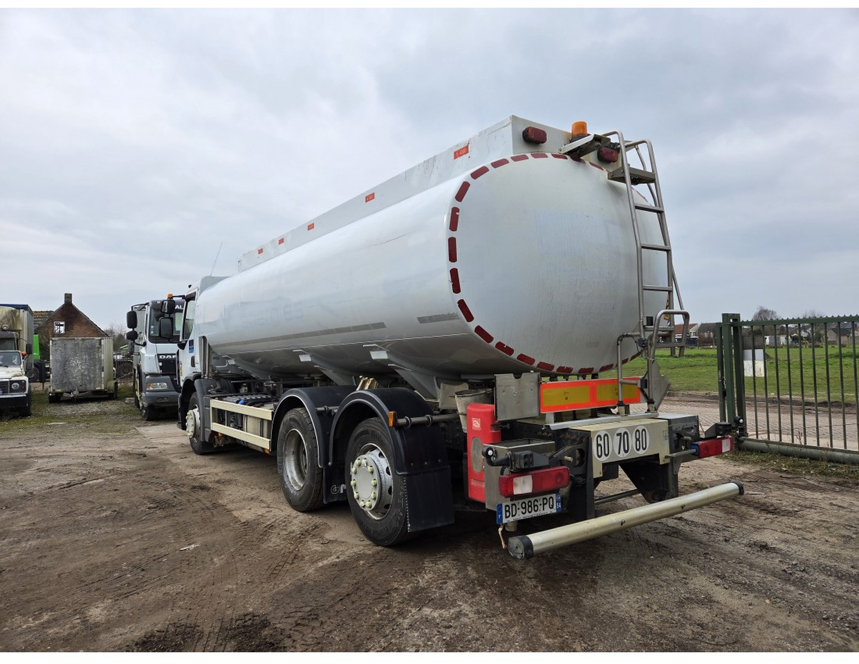 Renault Premium 340 6x2 Fuel Tank 18.540 L 3 compart Steering Axle Retarder Manual gearbox - Грузовик-цистерна: фото 4 Renault Premium 340 6x2 Fuel Tank 18.540 L 3 compart Steering Axle Retarder Manual gearbox - Грузовик-цистерна: фото 4