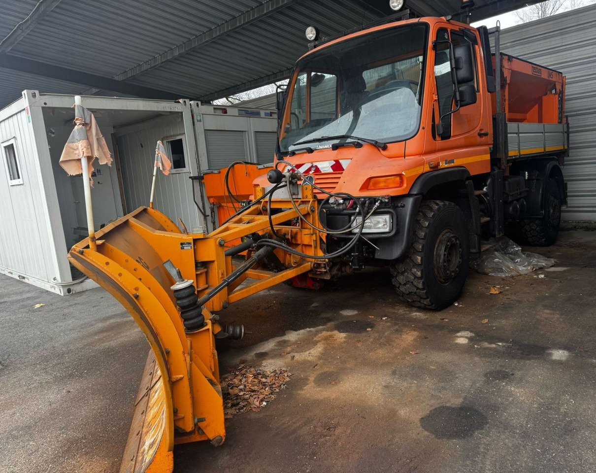 Unimog U400 4x4, Winterdienst, Schild+Streuer - Грузовик: фото 2 Unimog U400 4x4, Winterdienst, Schild+Streuer - Грузовик: фото 2