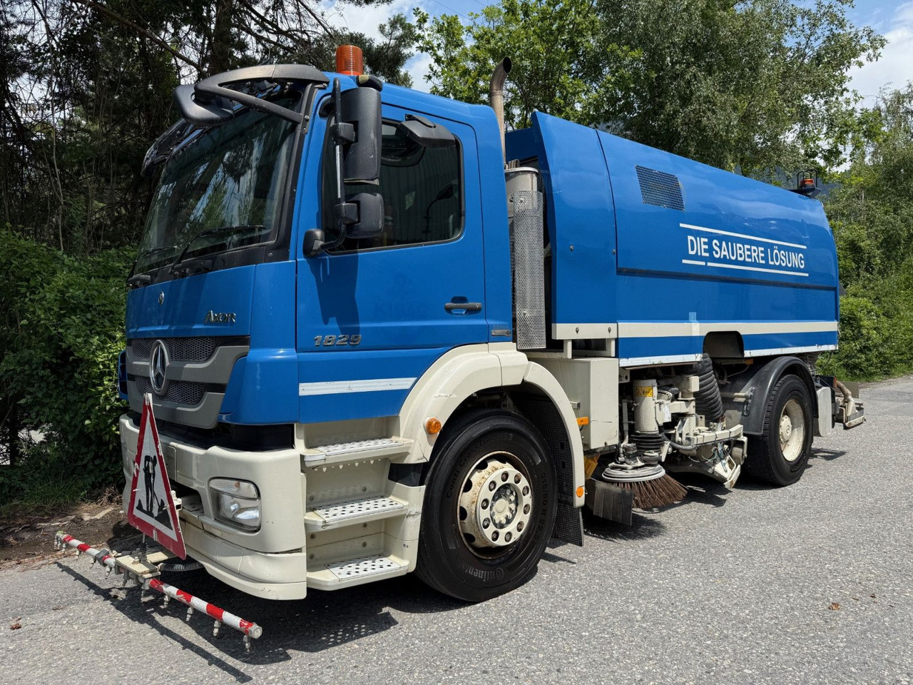Mercedes-Benz Axor 1829 4x2, E5, EPS, RHD, Faun Kehrmaschine - Подметально-уборочная машина: фото 2 Mercedes-Benz Axor 1829 4x2, E5, EPS, RHD, Faun Kehrmaschine - Подметально-уборочная машина: фото 2