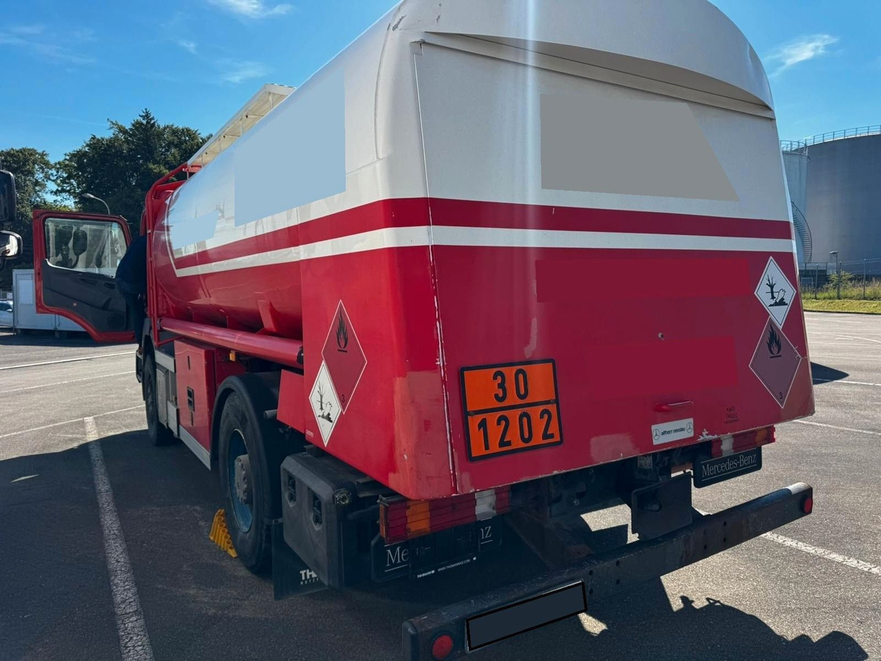 Mercedes-Benz Axor 1833, ADR, E4, 2 Kammern 1. 5000L 2. 7000L - Грузовик-цистерна: фото 4 Mercedes-Benz Axor 1833, ADR, E4, 2 Kammern 1. 5000L 2. 7000L - Грузовик-цистерна: фото 4