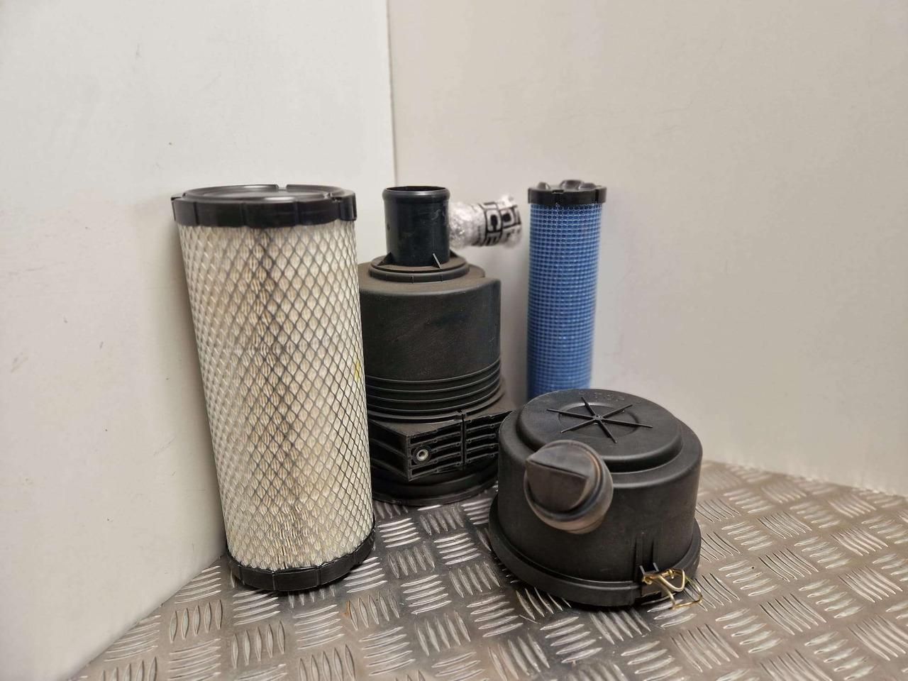 Donaldson air filter assembly JCB - Двигатель и запчасти для Строительной техники: фото 3 Donaldson air filter assembly JCB - Двигатель и запчасти для Строительной техники: фото 3
