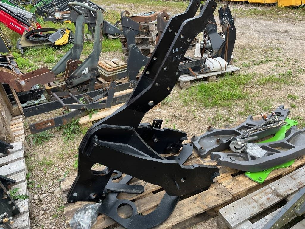 Lastarfäste Trima Ålö Quicke till New Holland T6 1 - Фронтальный погрузчик для трактора: фото 3 Lastarfäste Trima Ålö Quicke till New Holland T6 1 - Фронтальный погрузчик для трактора: фото 3