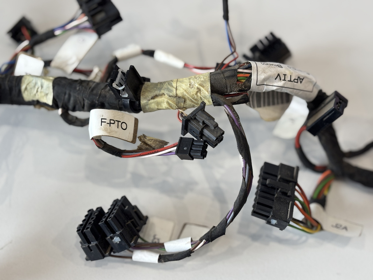 John Deere Wiązka Elektronika Kabli Podłokietnika NGOI MFTC AL222738 - Кабели/ Провода для Сельскохозяйственной техники: фото 3 John Deere Wiązka Elektronika Kabli Podłokietnika NGOI MFTC AL222738 - Кабели/ Провода для Сельскохозяйственной техники: фото 3