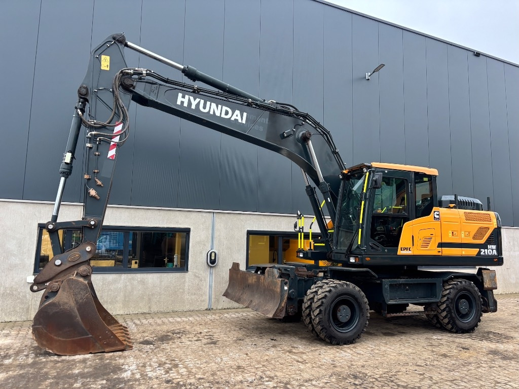 Hyundai HW 210 A - HW210 - R210W - HW180 - Колёсный экскаватор: фото 1 Hyundai HW 210 A - HW210 - R210W - HW180 - Колёсный экскаватор: фото 1