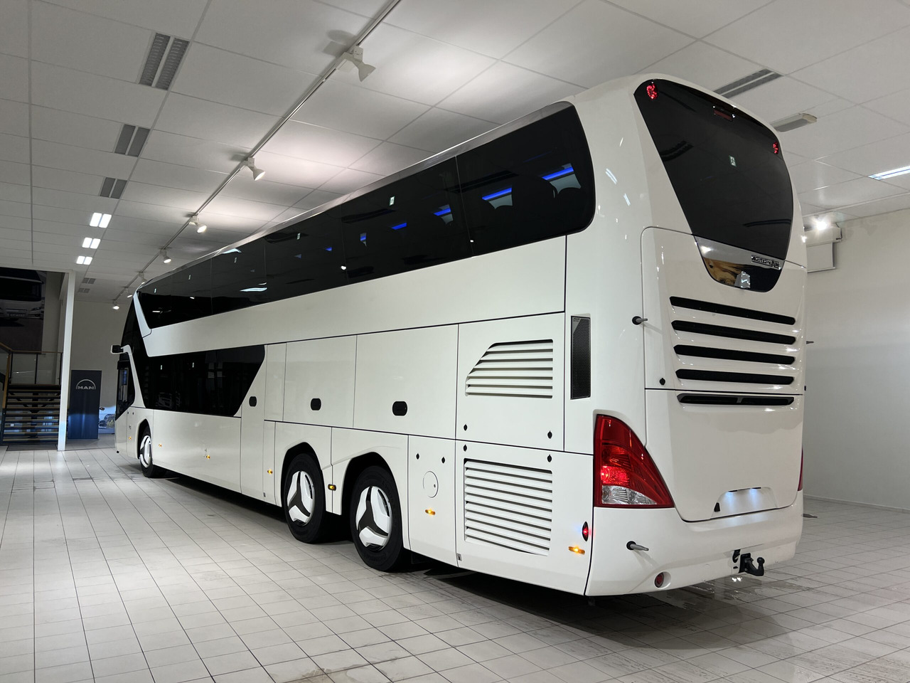 NEOPLAN SKYLINER P06 Euro 6E V.I.P / Exclusive Class (Dark Edition) - Туристический автобус: фото 4 NEOPLAN SKYLINER P06 Euro 6E V.I.P / Exclusive Class (Dark Edition) - Туристический автобус: фото 4
